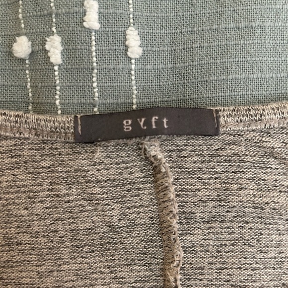 Gyft Gray Women's Top with ruffle sleeves size L - Picture 2 of 6